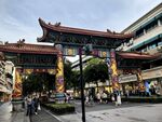 中式牌坊下的热闹街景