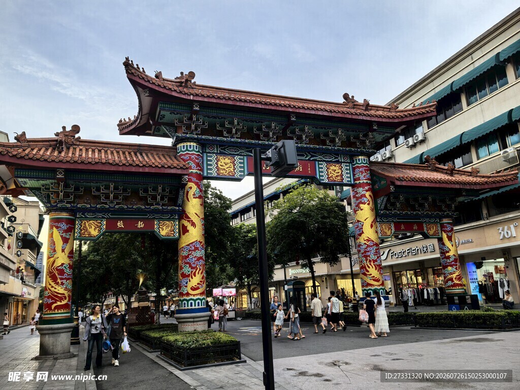 中式牌坊下的热闹街景