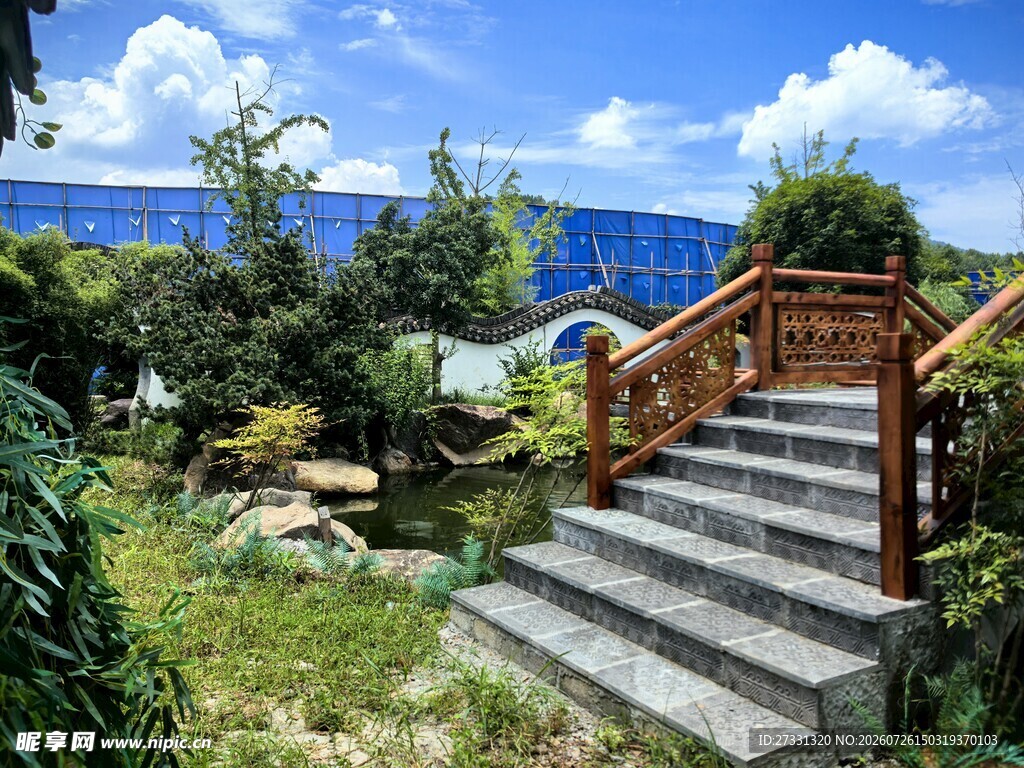 花园中式楼梯与绿植景观