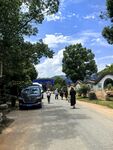 乡村道路上的行人与车辆