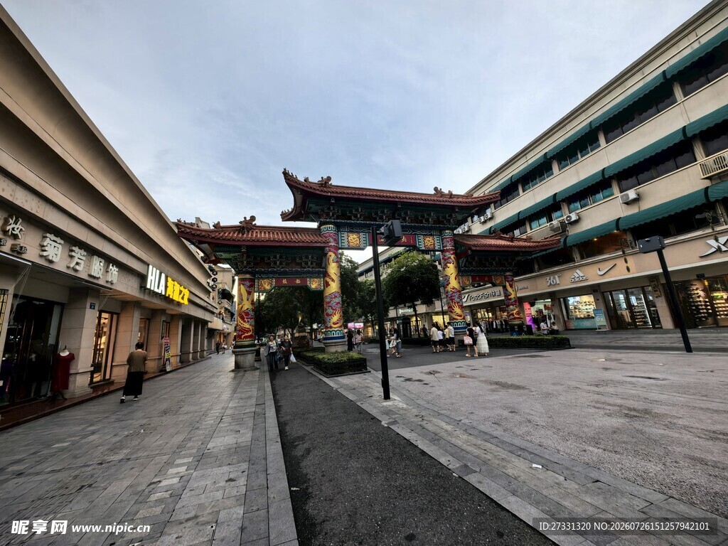 中式牌坊下的商业街景象