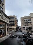 城市街道上的商铺与车辆