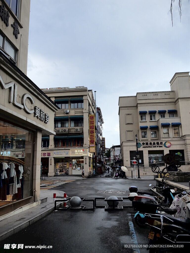 城市街道上的商铺与车辆