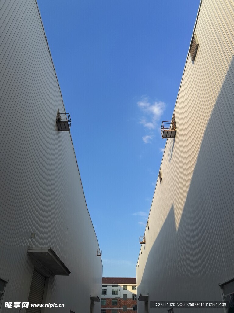 两栋建筑间的晴朗天空