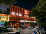 夜晚热闹的临街商业店铺