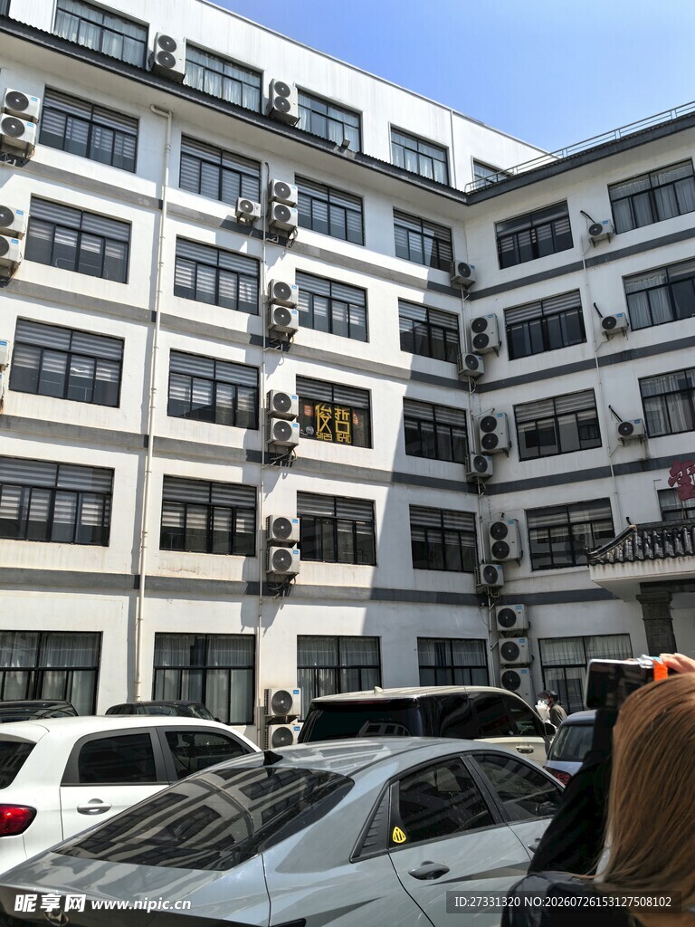 多层居民楼及停放车辆