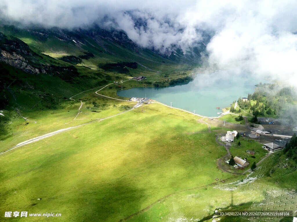 山间绿野湖泊美景
