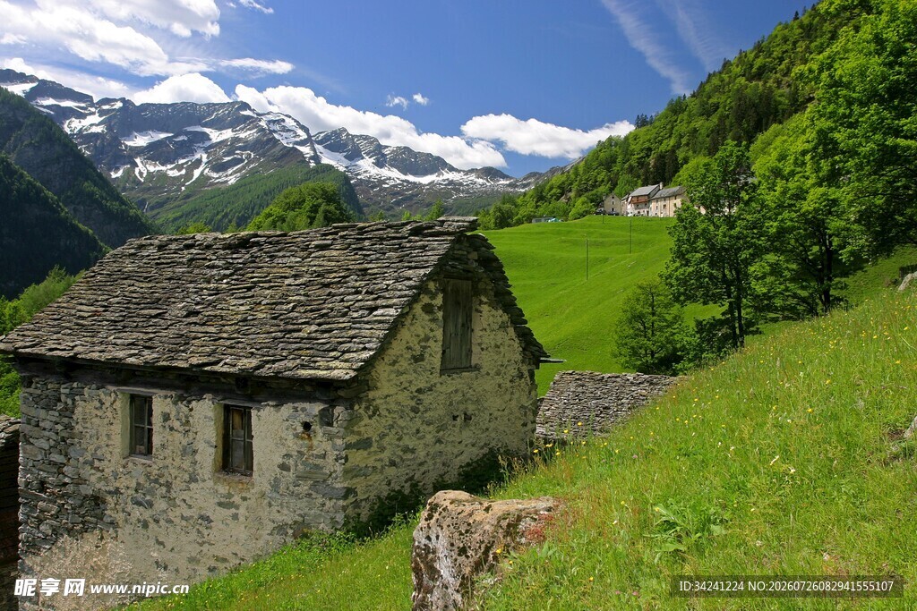 山间石屋邂逅自然美景
