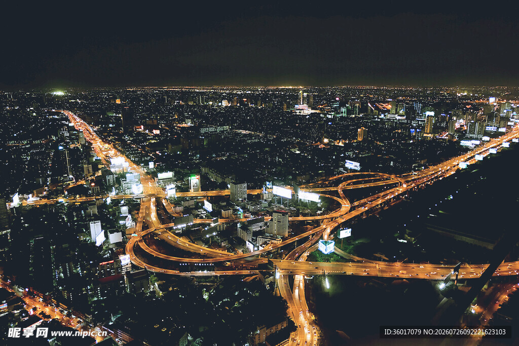 城市夜景中的璀璨交通脉络