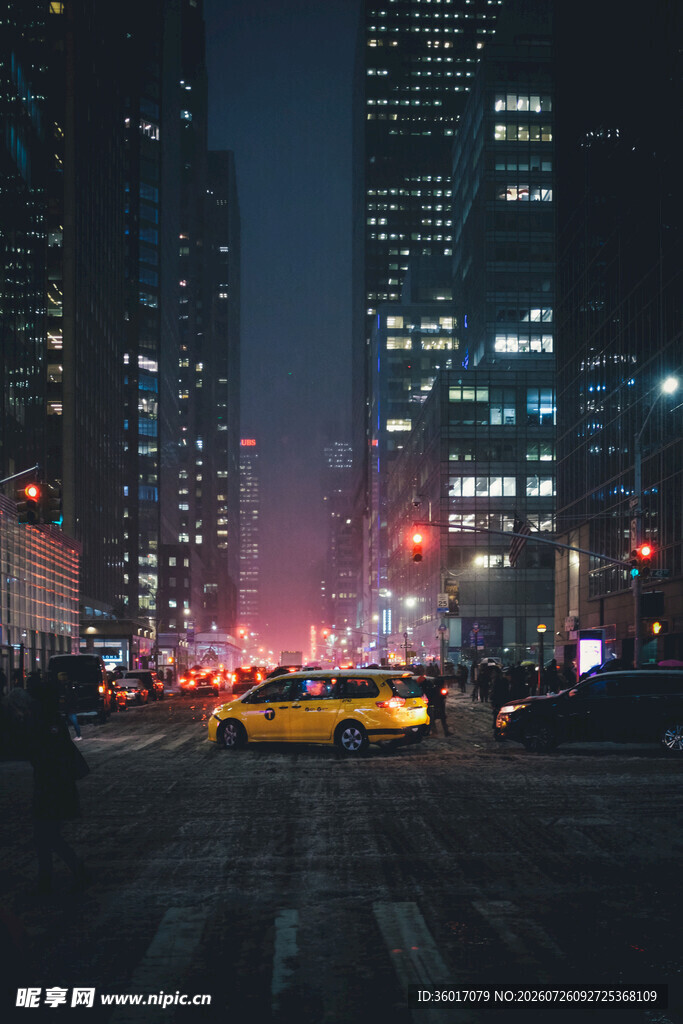 都市夜晚街头的绚烂景象