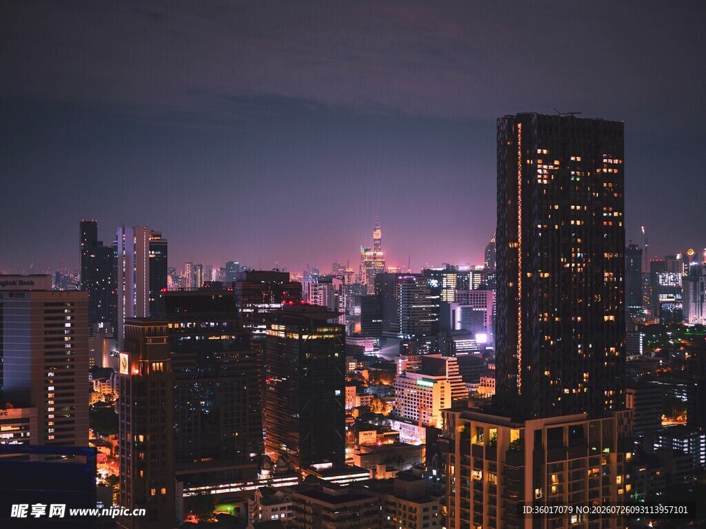 夜幕下的繁华都市景观