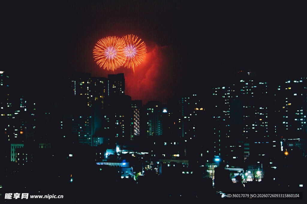 城市夜空的奇幻红色光束