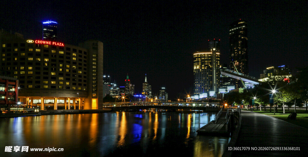 城市璀璨夜景水面映灯光
