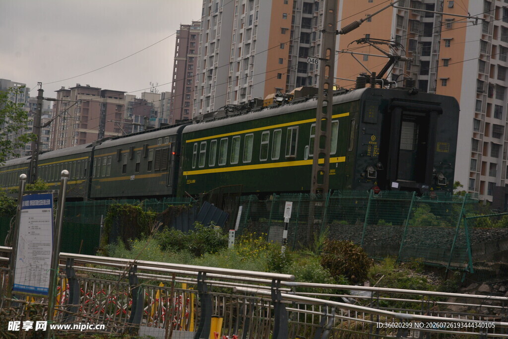 城市铁轨上的绿色复古列车