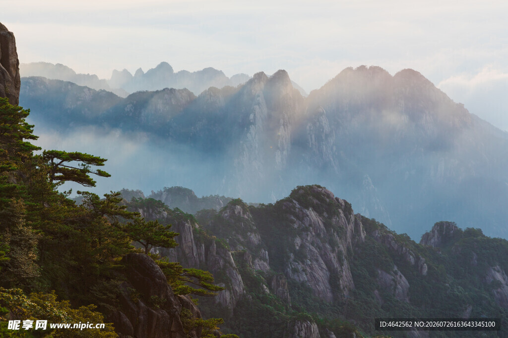 壮美山峦云雾缭绕美景