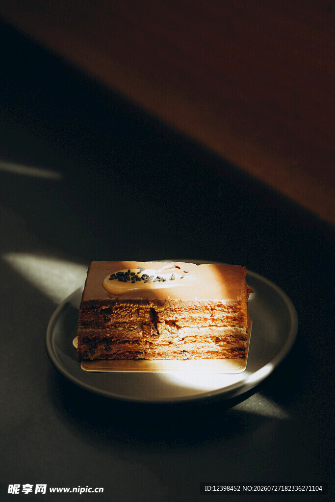 阳光下的美味叠层糕点
