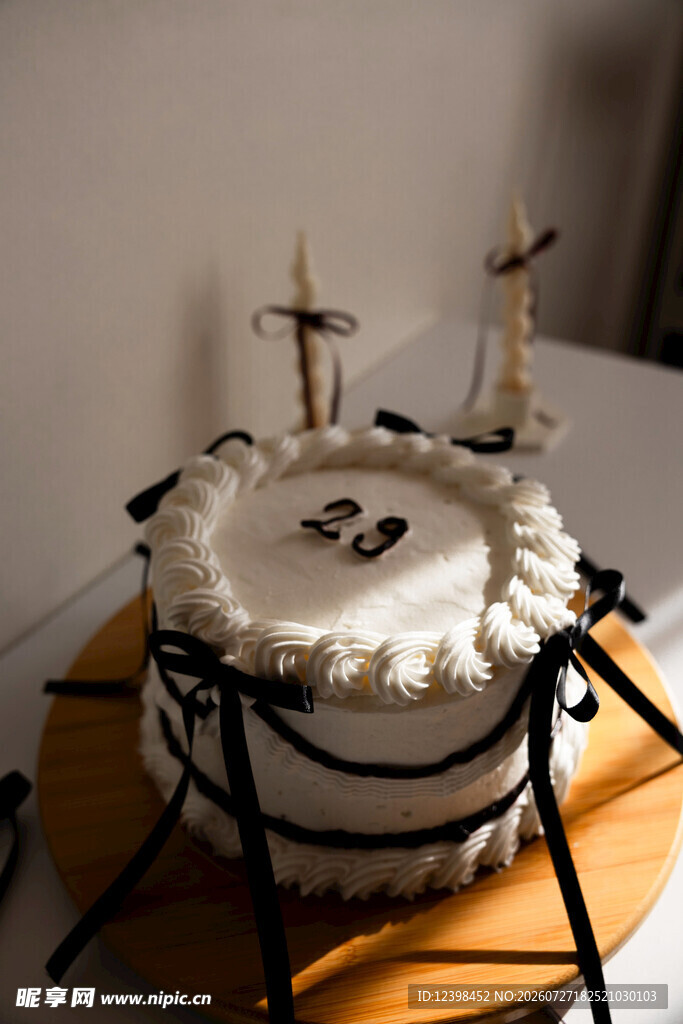 简约黑白风装饰生日蛋糕