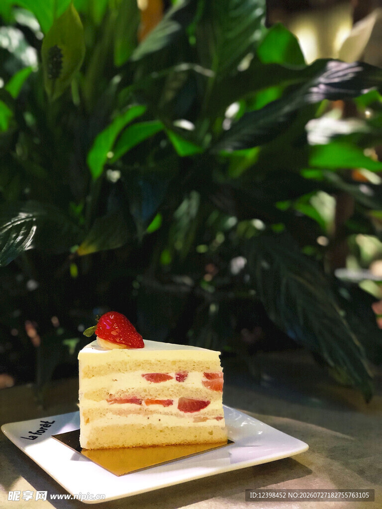 草莓夹心美味蛋糕