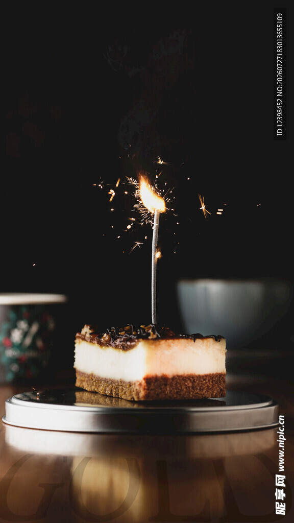点燃火花的美味生日蛋糕
