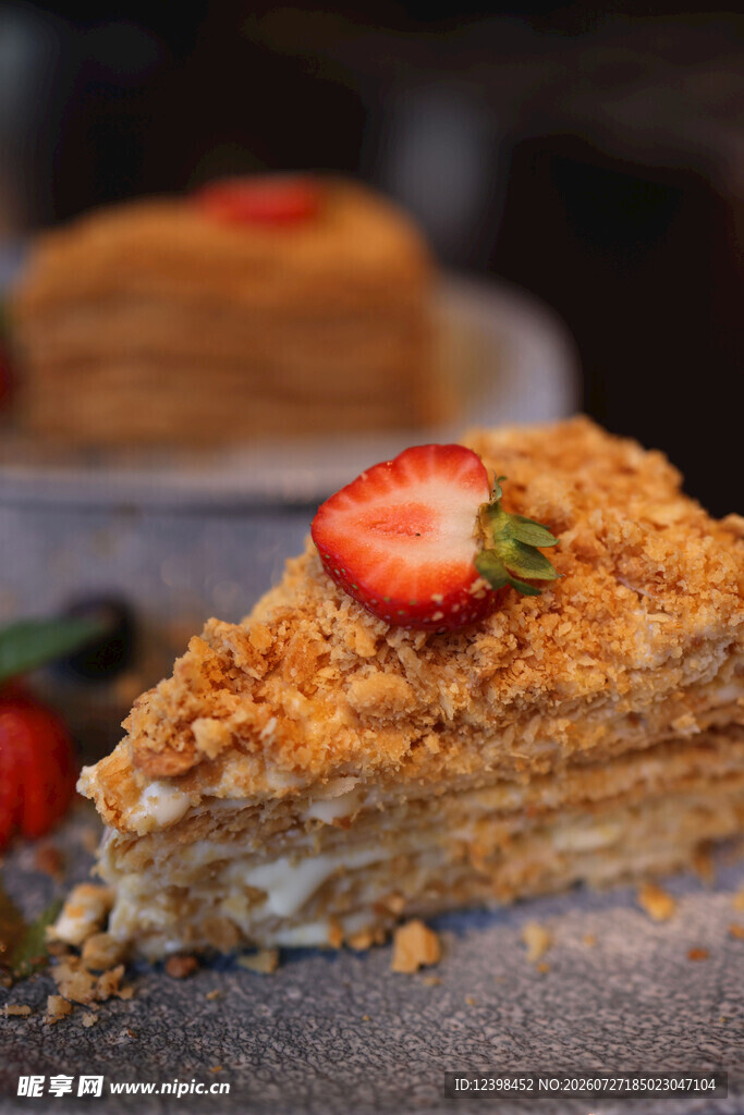 草莓坚果层叠美味蛋糕