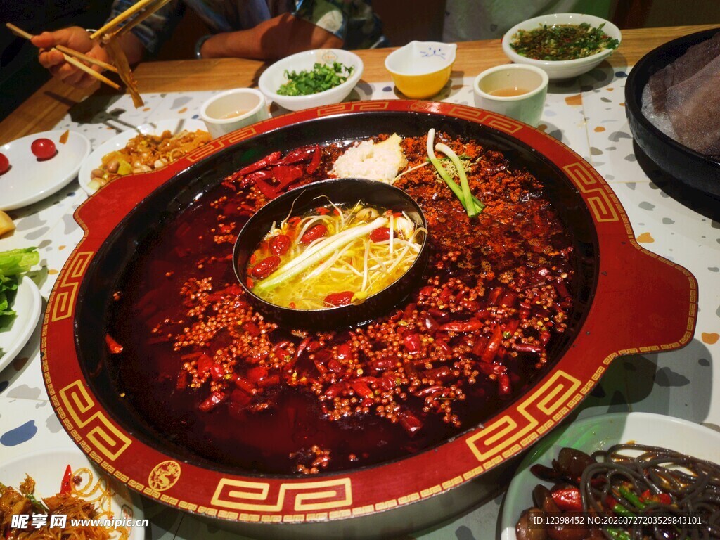 红亮诱人的麻辣火锅