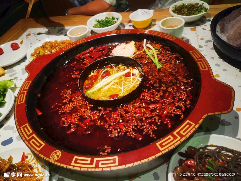 麻辣鲜香的特色红汤火锅