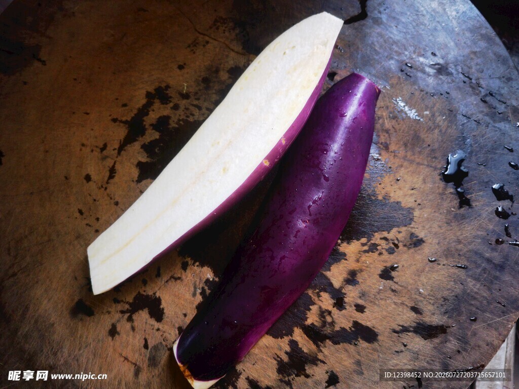 新鲜紫色茄子切片展示