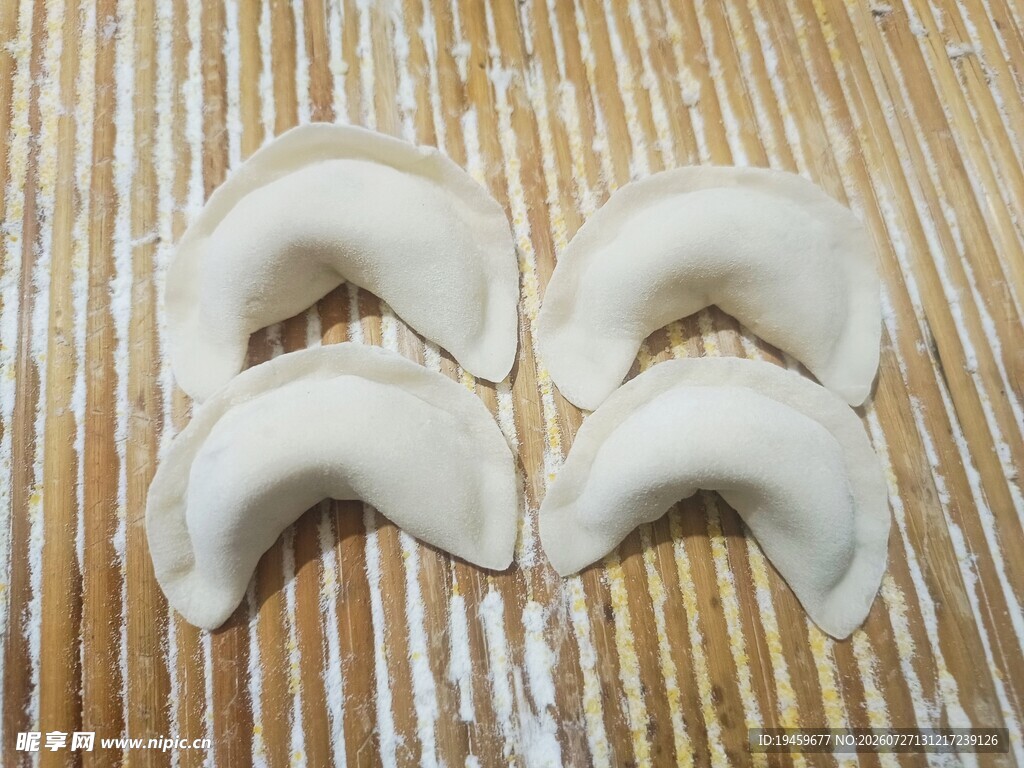 手工饺子摆放在竹制垫子上