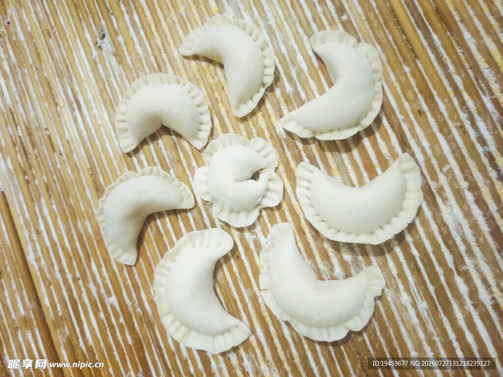 手工饺子摆放在竹制垫子上