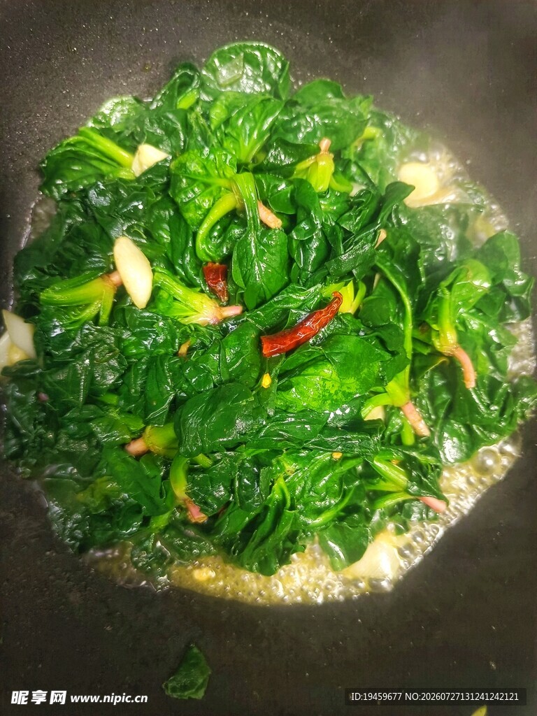 锅中翻炒的鲜嫩菠菜