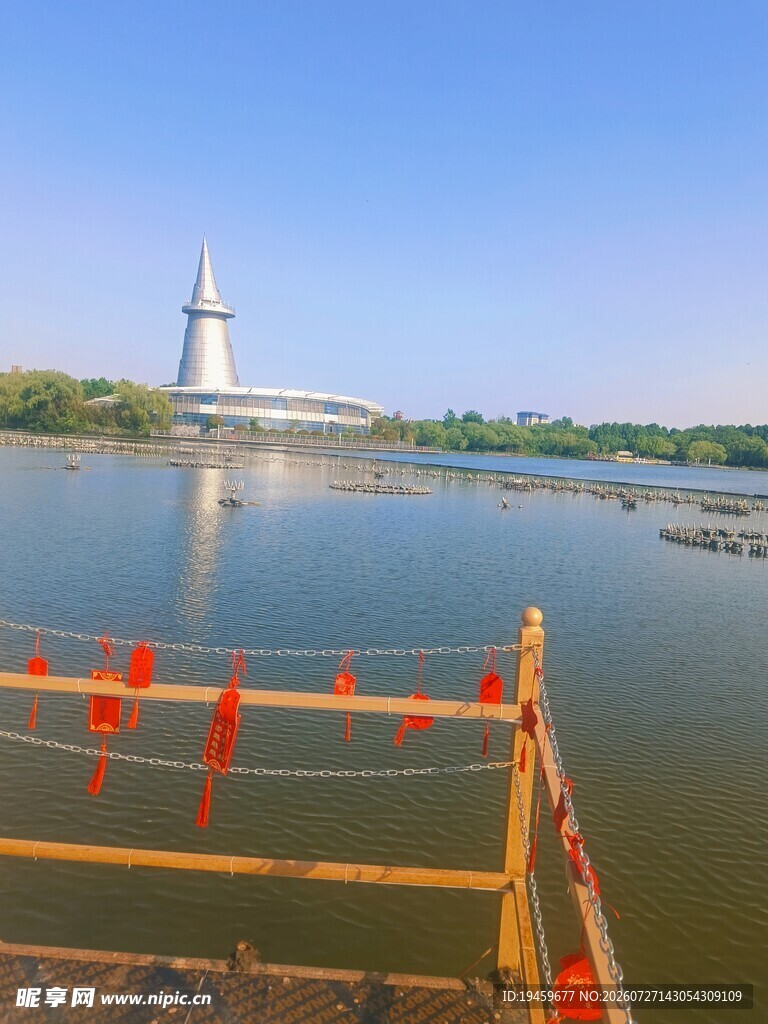 绿博园湖畔白塔美景