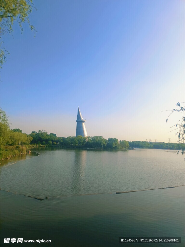 湖畔风光 远处尖塔映蓝天