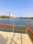 湖畔观景台与远处白色建筑