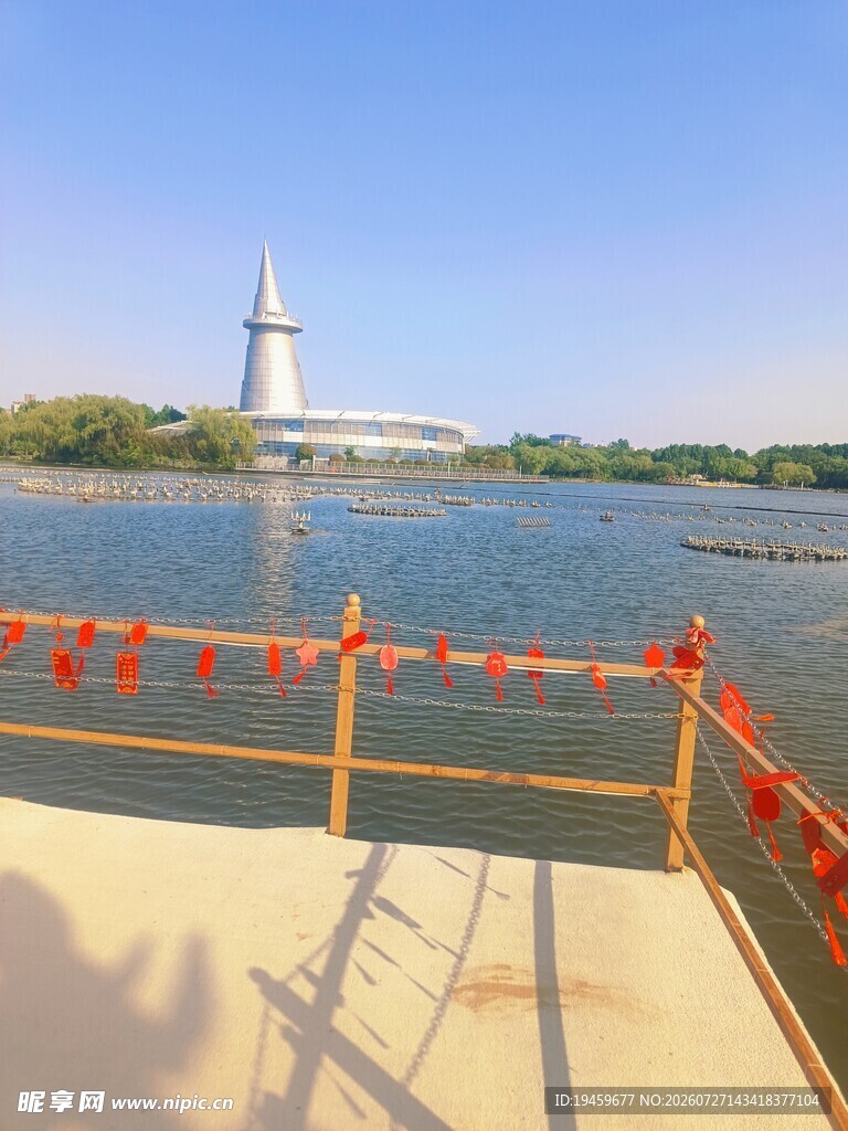 湖畔观景台与远处白色建筑