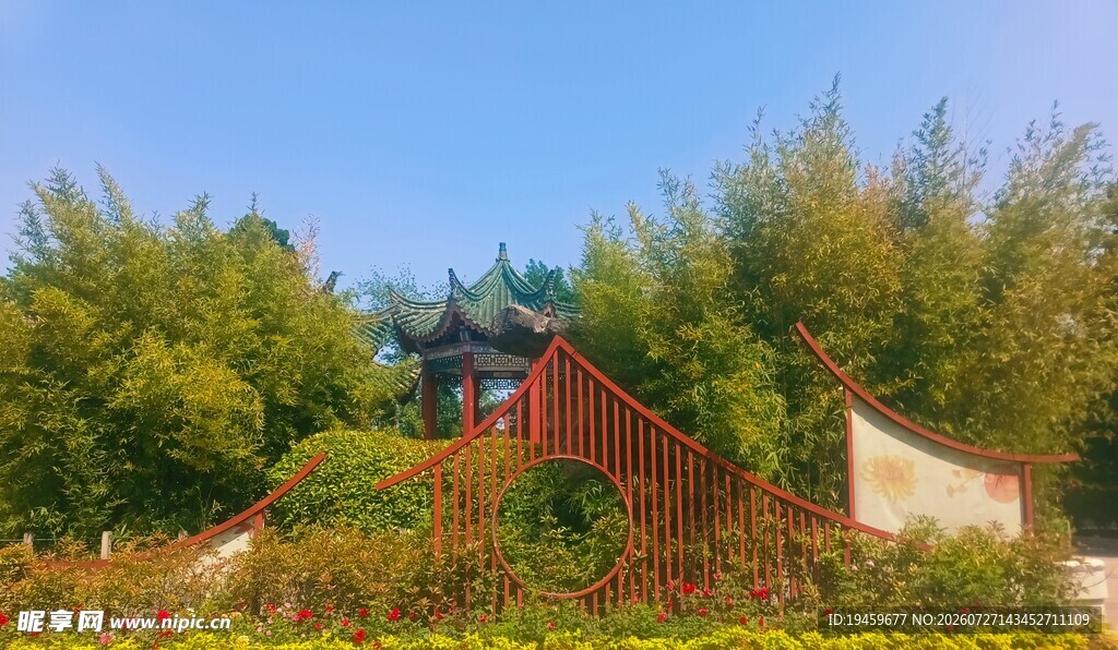 中式园林景致 红桥绿树