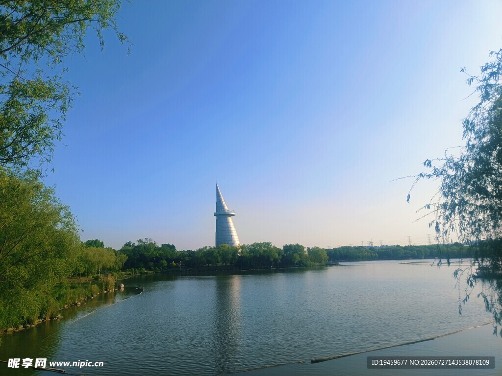 河畔风光 远处尖塔映蓝天