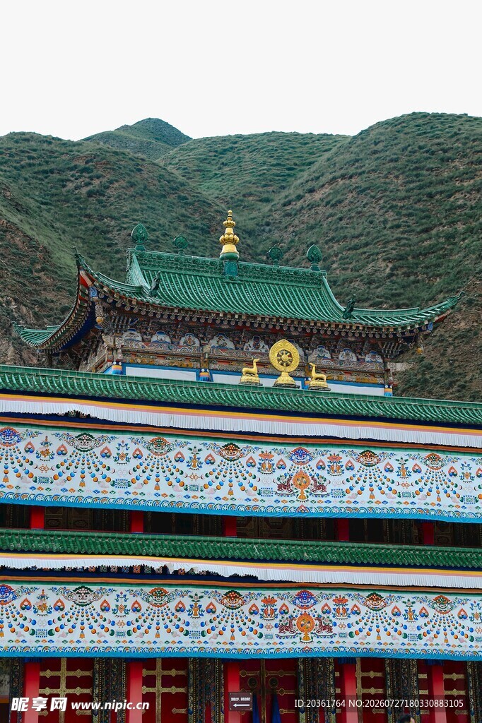 中式古建筑与青山景观