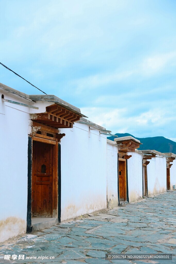 古朴白墙木屋建筑风景