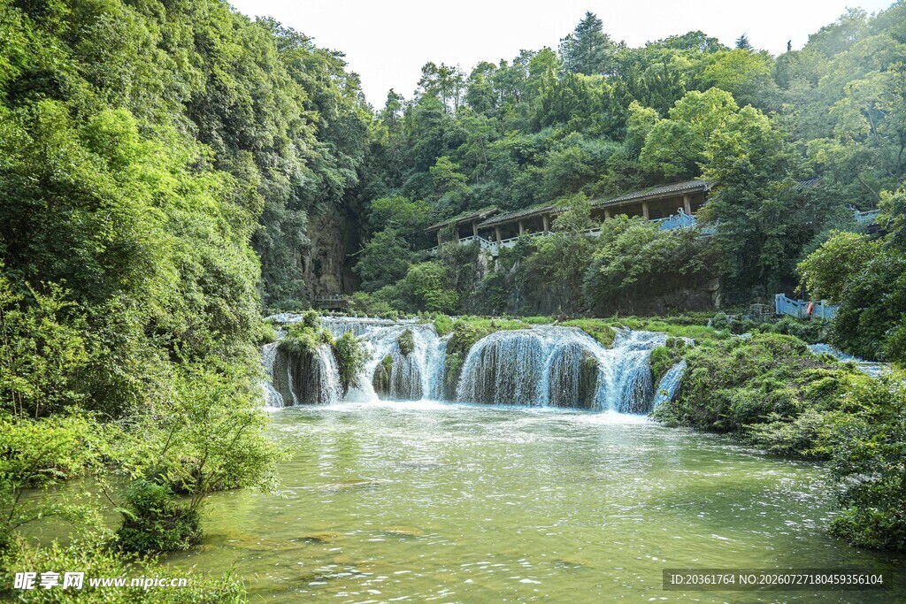 山间秀丽瀑布流水景观