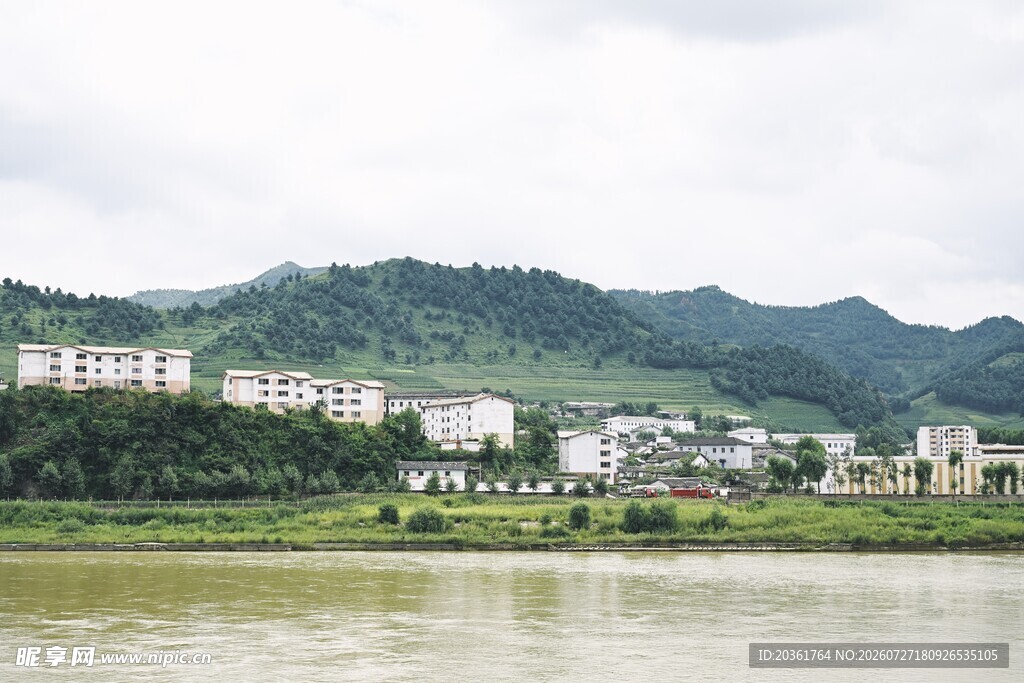 江边山城景致