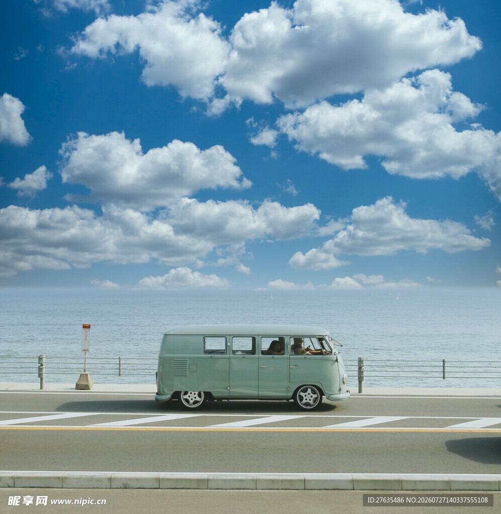 公路上的复古绿色面包车