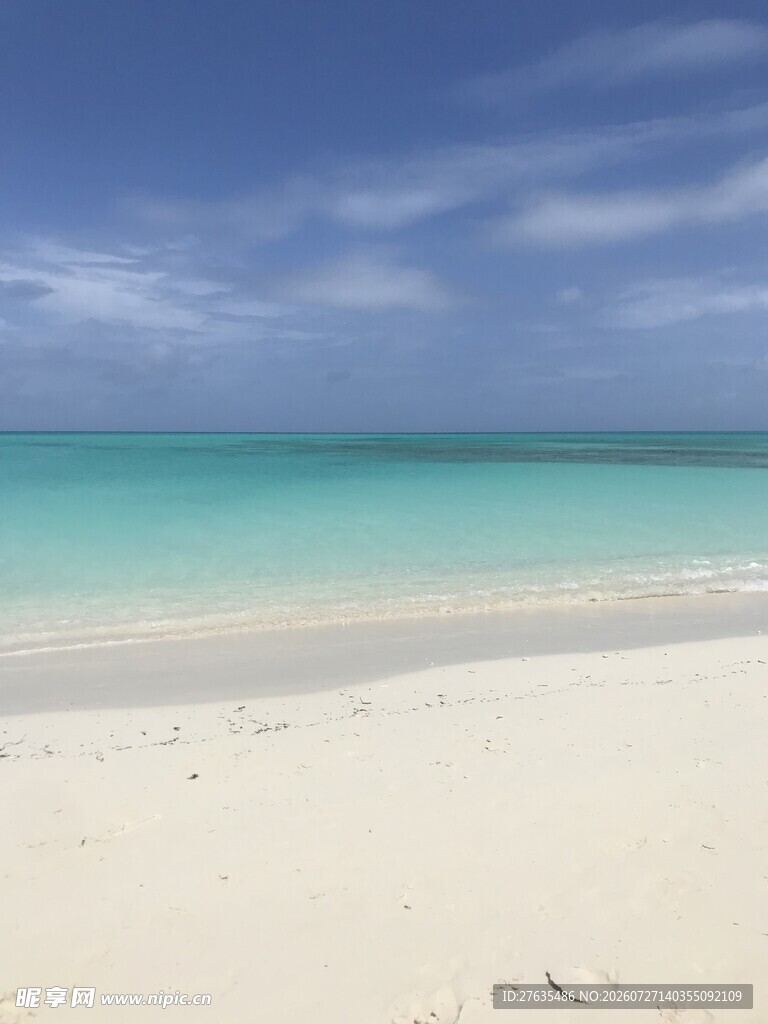 美丽沙滩与碧蓝海水