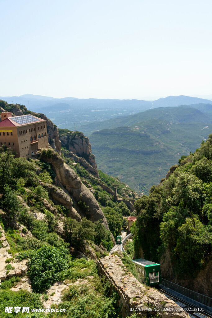 山间古建蜿蜒石径赏美景