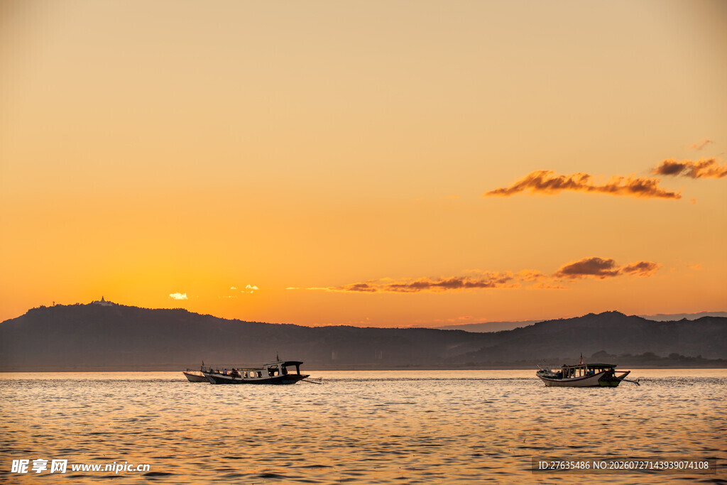 夕阳下海面的船只美景