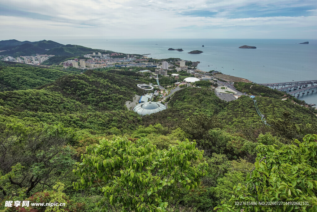山海间绿意盎然的美丽景致