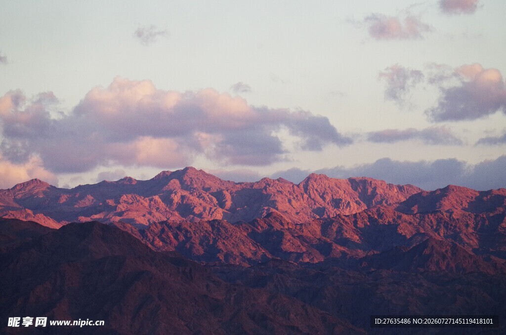 夕阳下的壮丽山峦