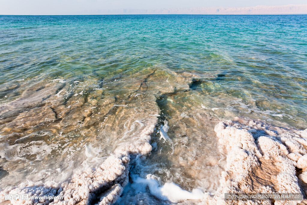 海边嶙峋礁石与清澈海水