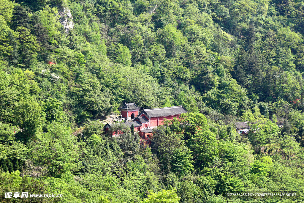 山林间的隐秘红顶建筑
