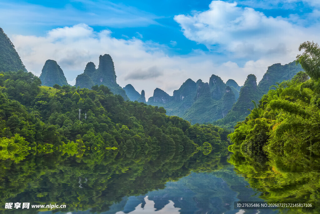 秀丽山水风光倒影如画