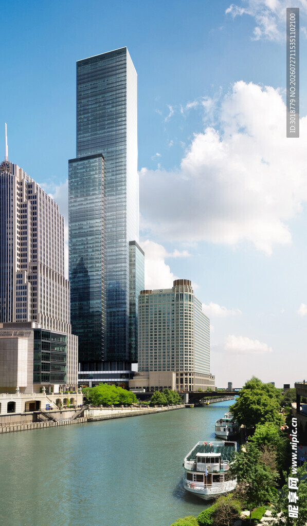 河畔现代摩天大楼景观